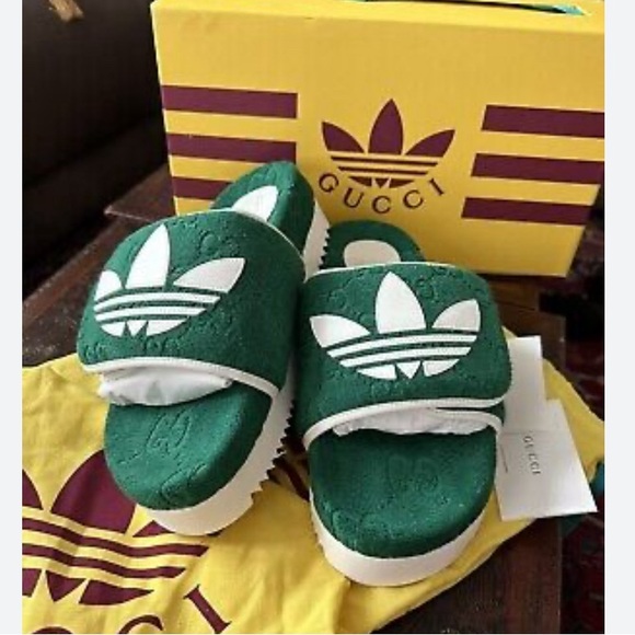 Brand new adidas cloth slides in green and white - Picture 2 of 5